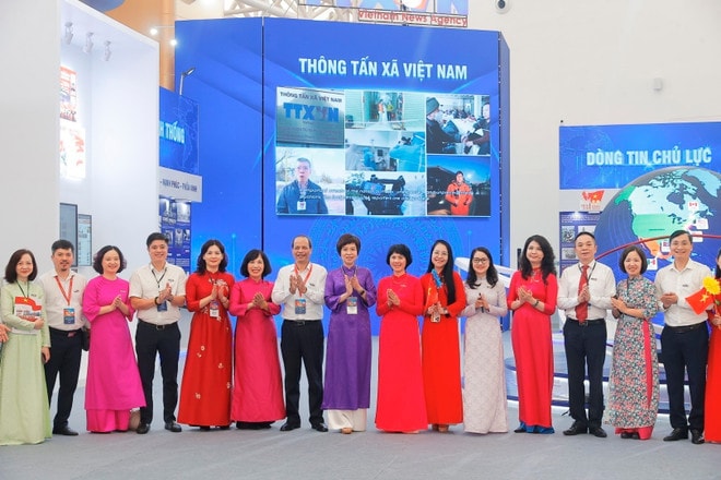 General Director of the Vietnam News Agency Vu Viet Trang (eighth, right) and delegates at the VNA pavilion at the exhibition. (Photo: VNA) General Director of the Vietnam News Agency Vu Viet Trang (eighth, right) and delegates at the VNA pavilion at the exhibition. (Photo: VNA)