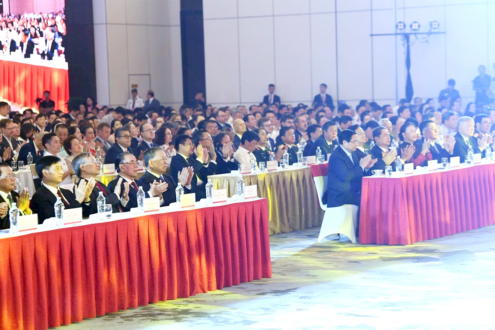 Tổng Bí thư Tô Lâm; nguyên Tổng Bí thư Nông Đức Mạnh; Thủ tướng Chính phủ Phạm Minh Chính; nguyên Thủ tướng Chính phủ Nguyễn Tấn Dũng; Chủ tịch Quốc hội Trần Thanh Mẫn; nguyên Chủ tịch Quốc hội Nguyễn Thị Kim Ngân và các đại biểu dự khai mạc Triển lãm
