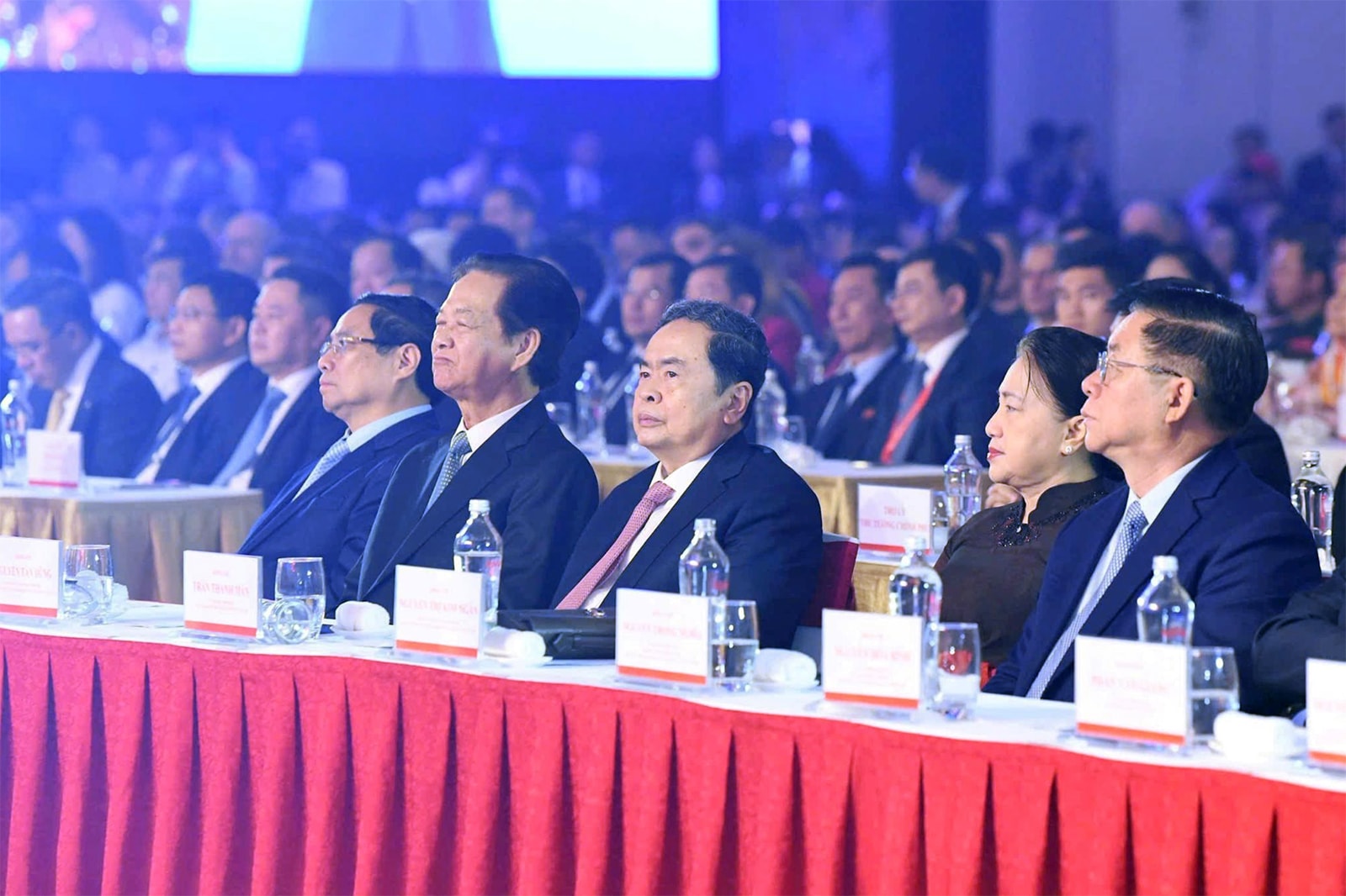 Thủ tướng Phạm Minh Chính; nguyên Thủ tướng Chính phủ Nguyễn Tấn Dũng; Chủ tịch Quốc hội Trần Thanh Mẫn; nguyên Chủ tịch Quốc hội Nguyễn Thị Kim Ngân cùng các đại biểu dự lễ khai mạc Triển lãm