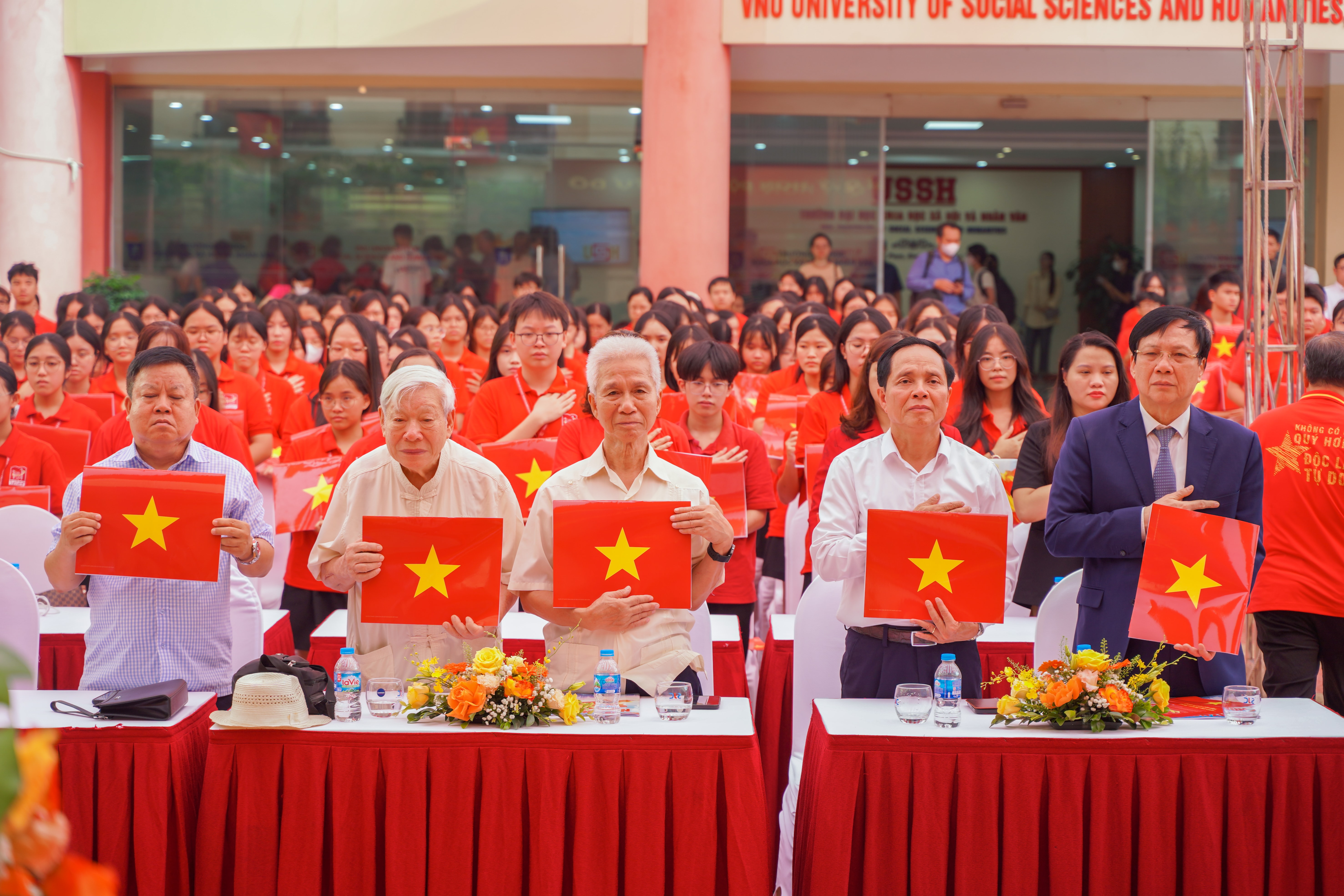 Các đại biểu thực hiện nghi thức lắng nghe Chủ tịch Hồ Chí Minh đọc bản Tuyên ngôn độc lập