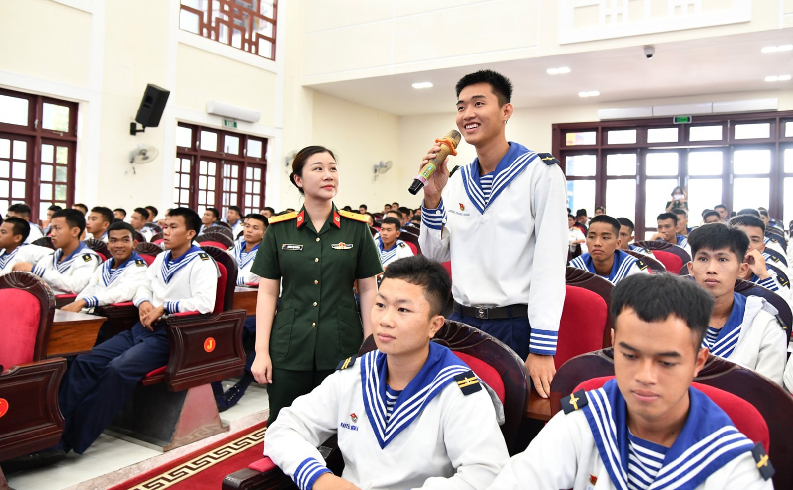 4_ Chiến sĩ Vùng 5 Hải quân chia sẻ hiểu biết về tác hại thuốc lá trong buổi truyền thông