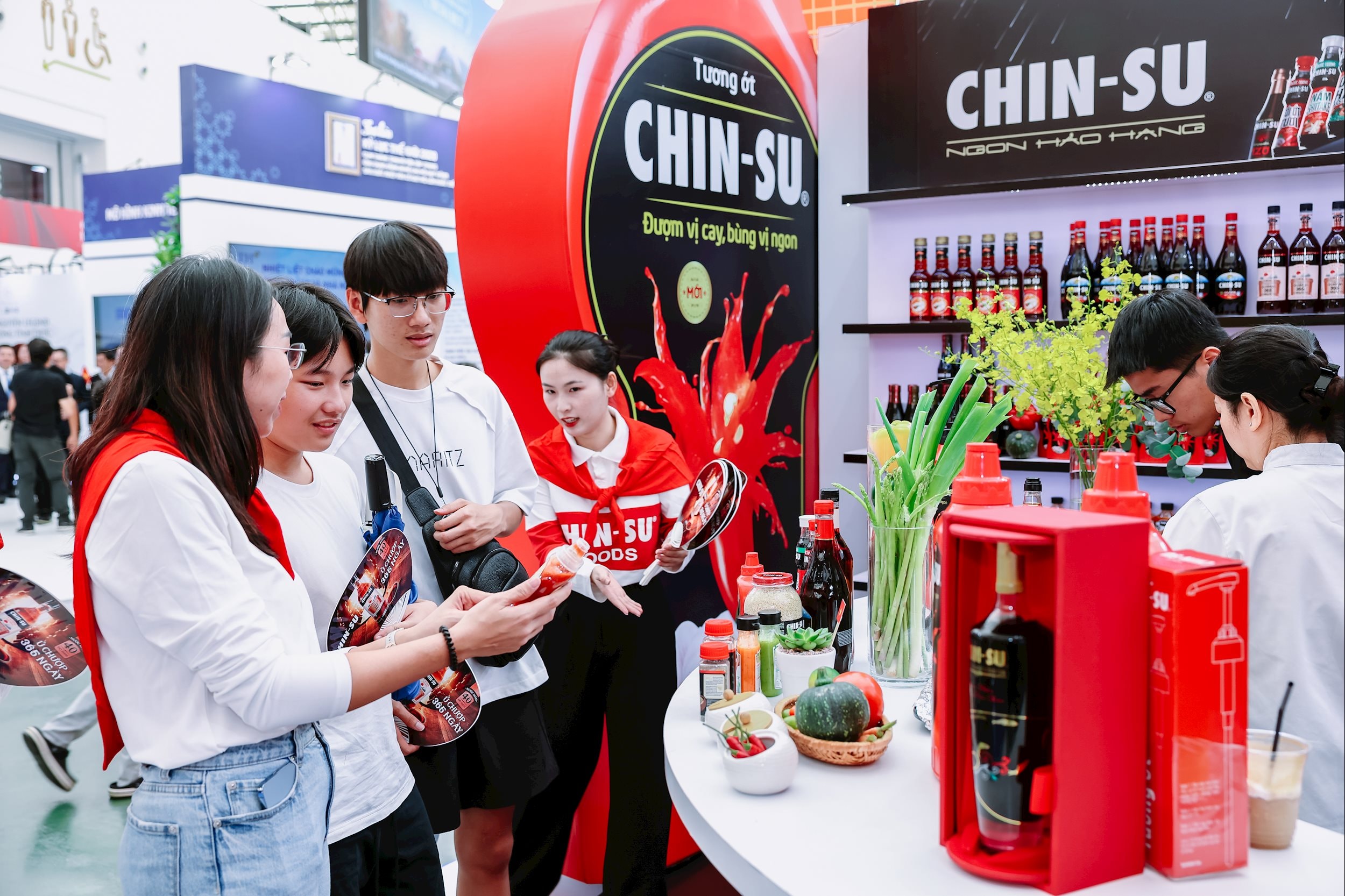 Các bạn trẻ thích thú với sản phẩm Chinsu