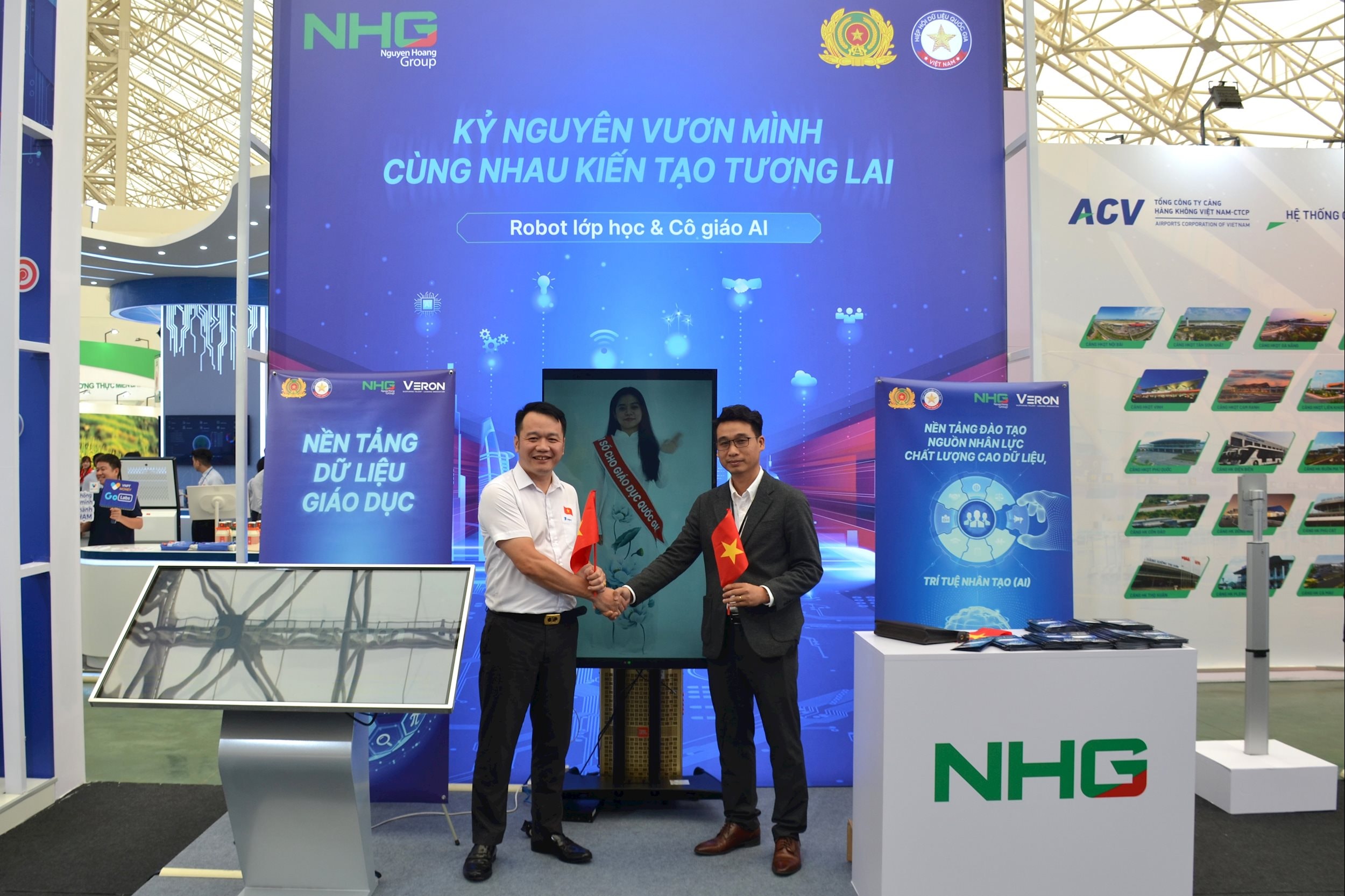 Đại diện lãnh đạo Tập đoàn VNPT tham quan và tìm hiểu về giải pháp công nghệ AI Agent trong giáo dục