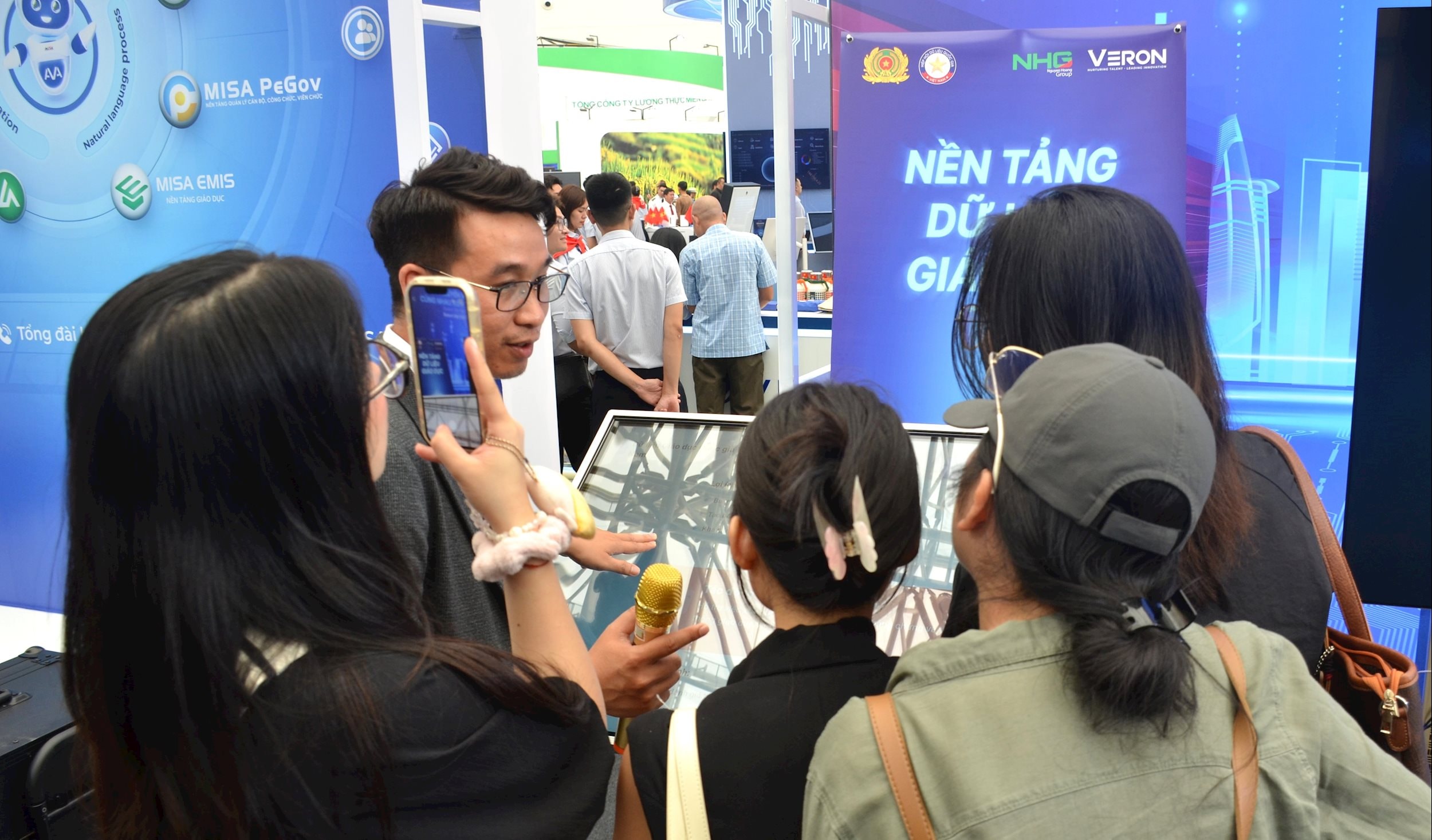 Gian hàng triển lãm của Tập đoàn thu hút nhiều khách tham quan