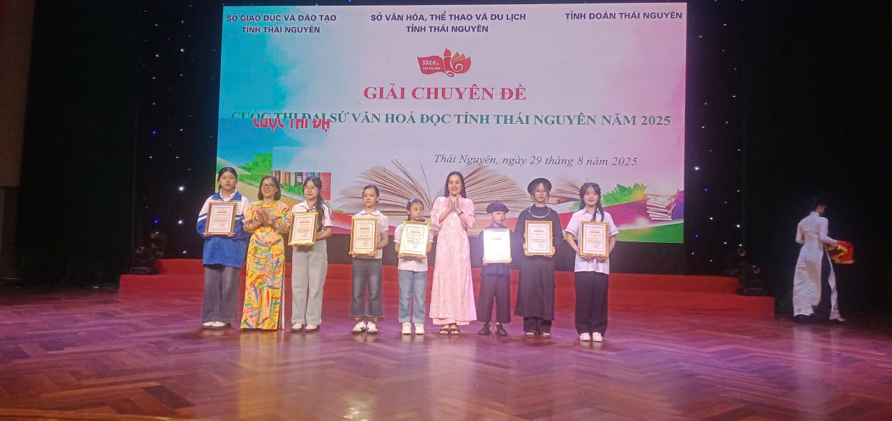 Đại diện Ban Tổ chức trao giải cho các thí sinh xuất sắc của Cuộc thi.