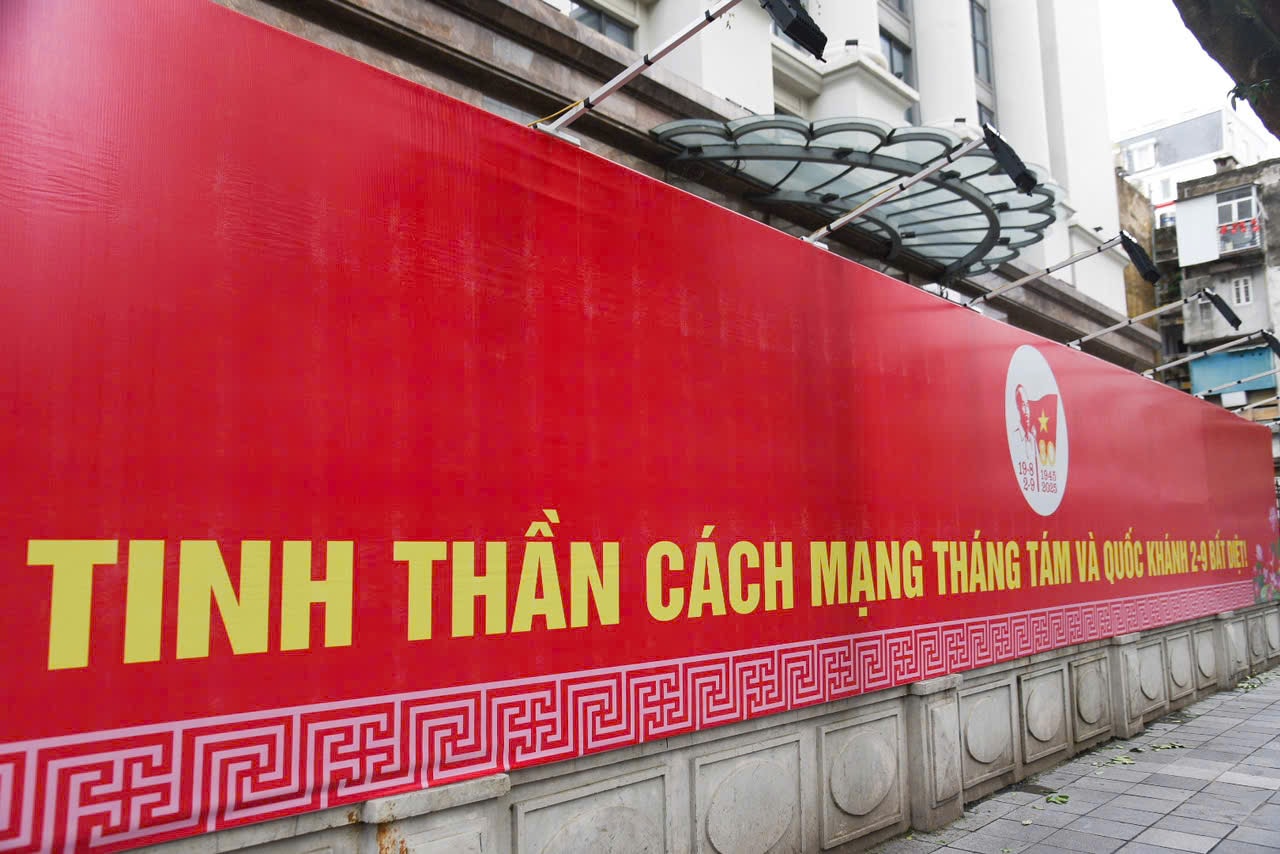 Tranh cổ động cỡ lớn mừng 80 năm ngày Quốc khánh nước Cộng hoà xã hội chủ nghĩa Việt Nam được trưng bày trên nhiều tuyến phố