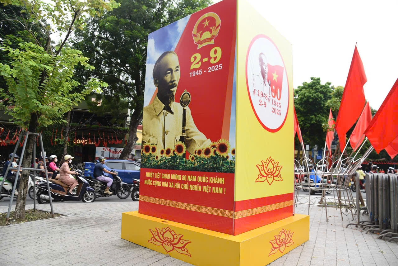 Tranh cổ động cỡ lớn mừng 80 năm ngày Quốc khánh nước Cộng hoà xã hội chủ nghĩa Việt Nam được trưng bày trên nhiều tuyến phố