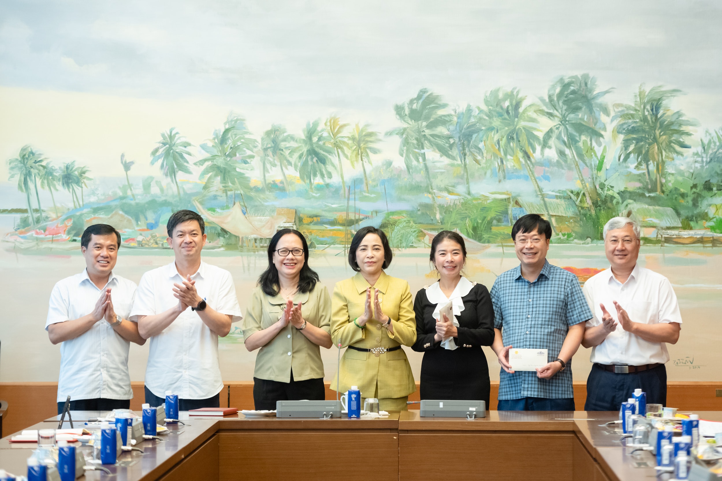 Phó CTQH Nguyễn Thị Thanh tuyên dương các cơ quan giúp việc