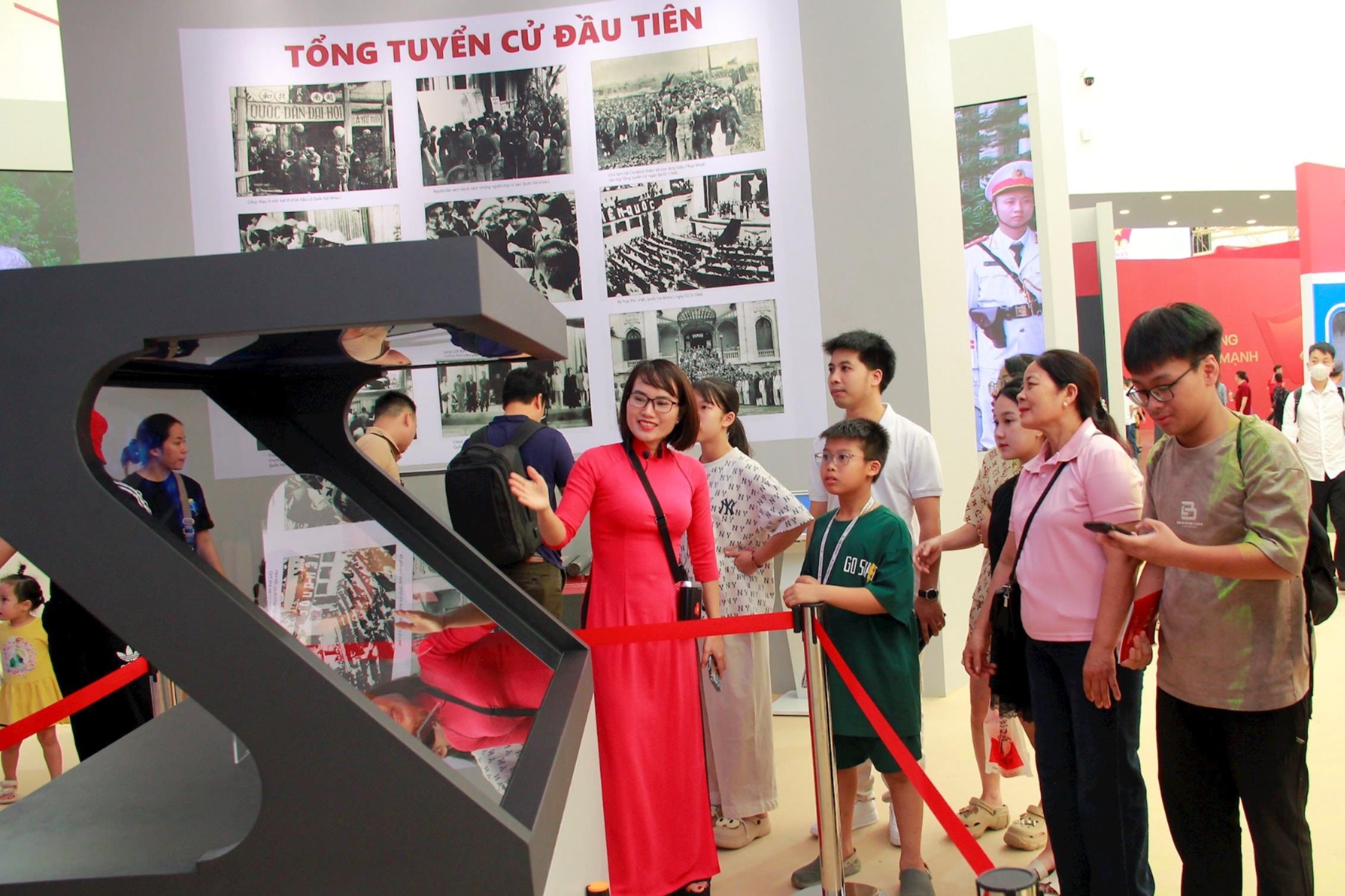 Hướng dẫn viên của Văn phòng Quốc hội giới thiệu đến người nhân về bản Hiến pháp đầu tiên của Quốc hội Việt Nam
