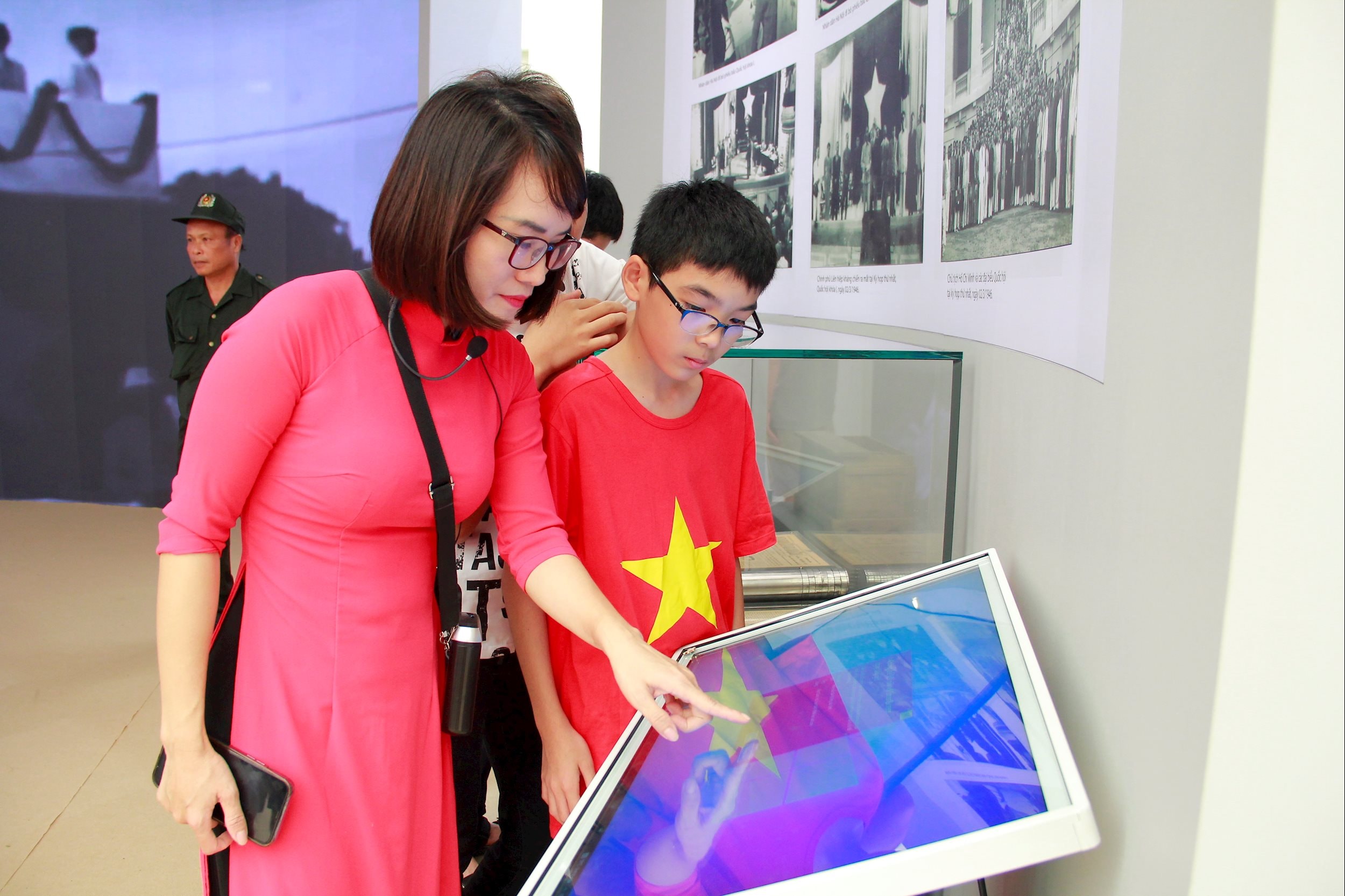 Nhiều bạn trẻ đã được Hướng dẫn viên của Văn phòng Quốc hội giới thiệu Nhật báo Quốc hội đầu tiên 