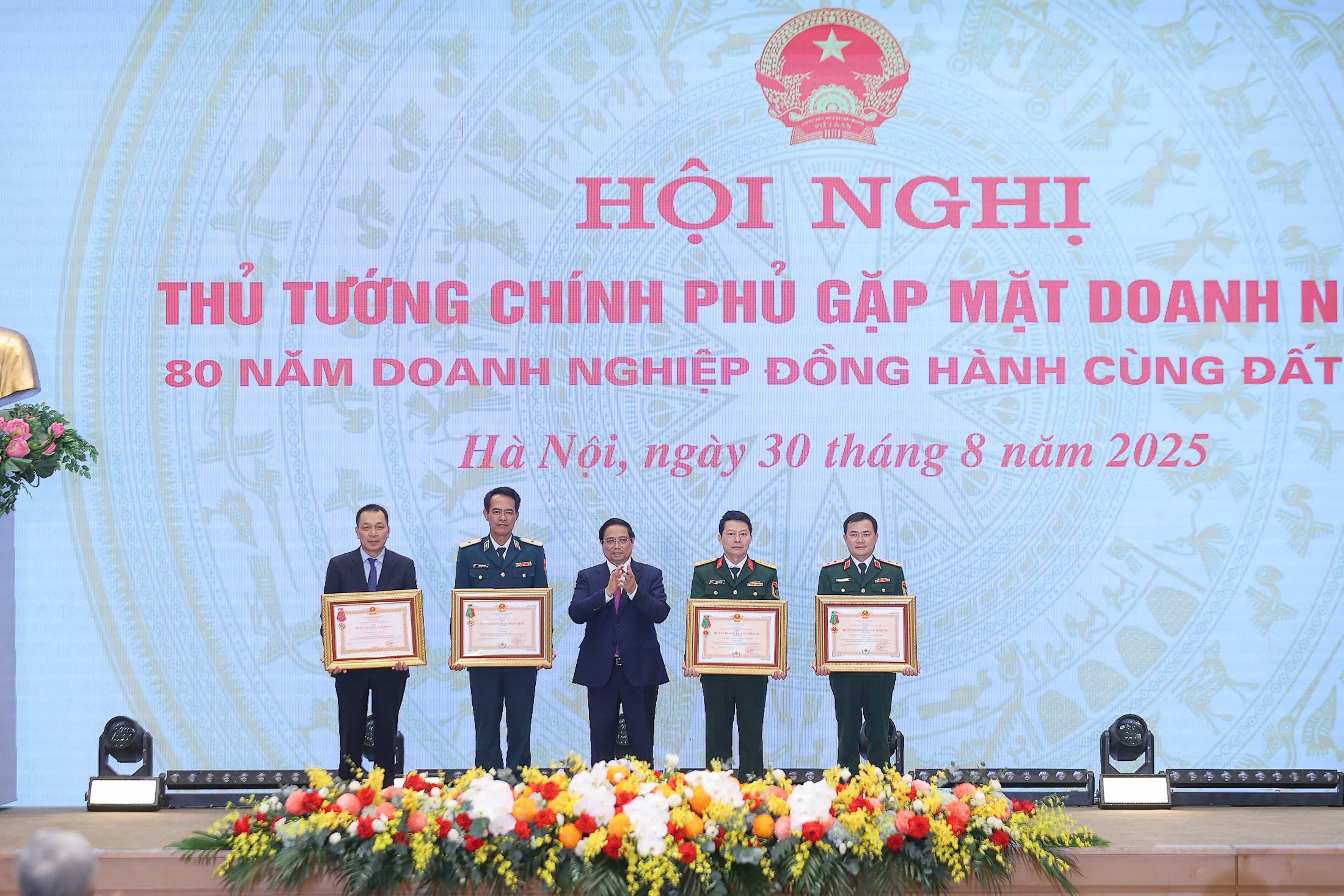 Tap doan Viettel vinh du nhan Huan chuong bao ve To quoc - Ảnh Nhật Bắc
