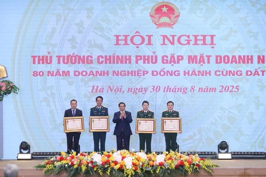 Thủ tướng trao tặng Huân chương Quân công hạng nhất, hạng nhì và Huân chương Lao động hạng nhì cho 4 doanh nghiệp có thành tích vượt trội (Tập đoàn Viettel, MB Bank, Binh đoàn 18 Bộ Quốc phòng và Tập đoàn EVN). Ảnh: VGP/Nhật Bắc