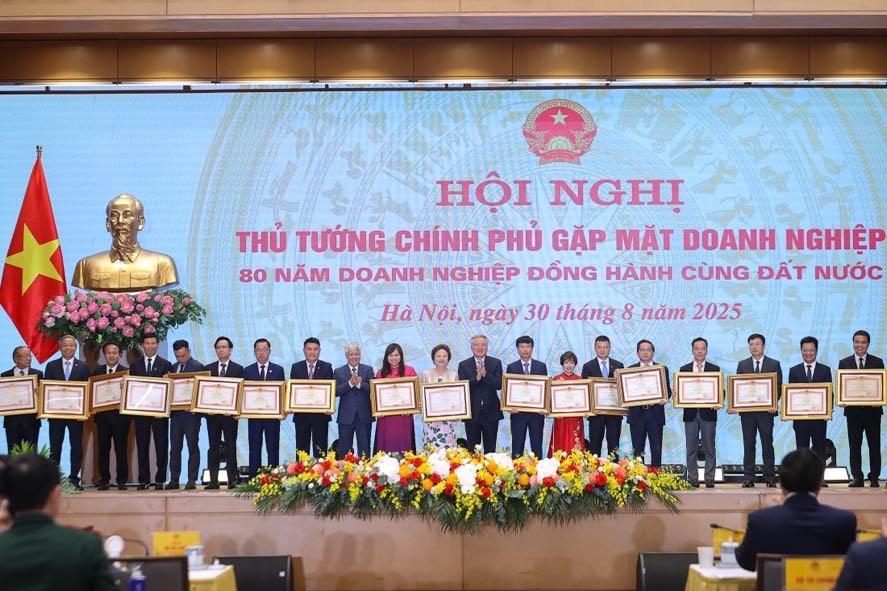 hủ tịch Ủy ban Trung ương MTTQ Việt Nam và Phó Thủ tướng Nguyễn Hòa Bình trao các hình thức khen thưởng cho các doanh nghiệp tiêu biểu. Ảnh: VGP/Nhật Bắc
