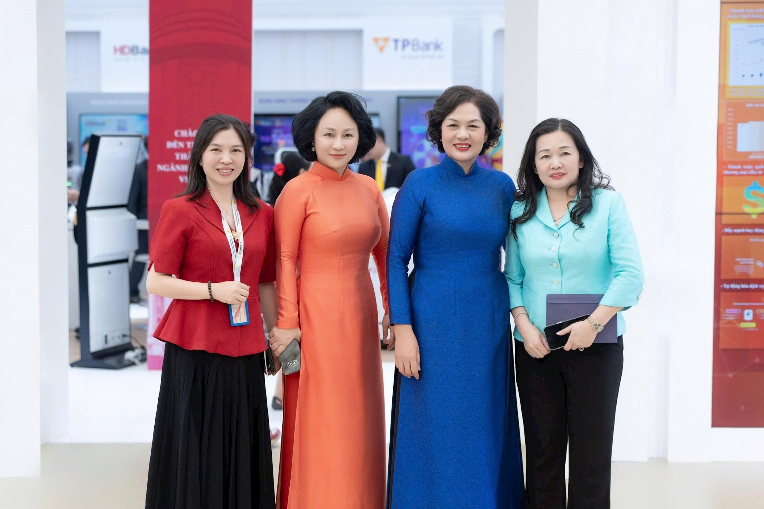 Thống đốc Ngân hàng Nhà nước Việt Nam Nguyễn Thị Hồng với các đại biểu tham dự Triển lãm