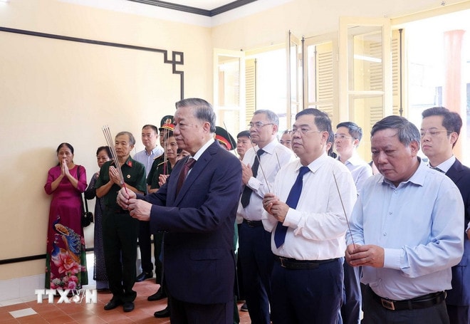 Tổng Bí thư Tô Lâm dâng hương Chủ tịch Hồ Chí Minh. (Ảnh: Thống Nhất/TTXVN) ttxvn-tong-bi-thu-den-dang-huong-tuyen-ngon-doc-lap-2.jpg