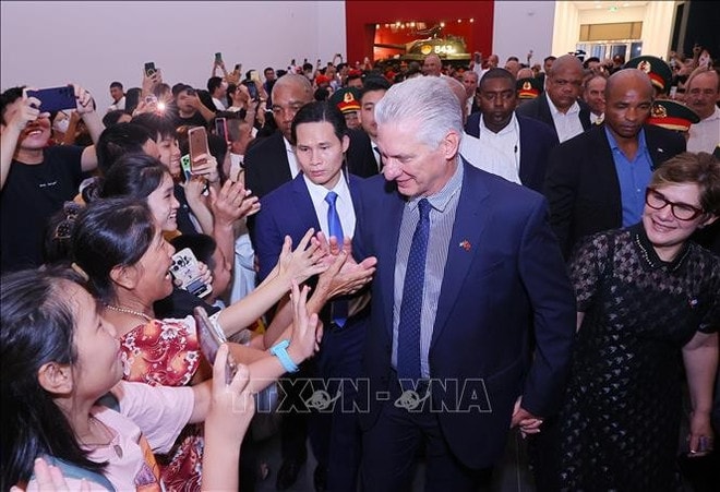 First Secretary of the Communist Party of Cuba Central Committee and President of Cuba Miguel Díaz-Canel Bermúdez meets local people at the museum. (Photo: VNA) 2-vna-miguel-diaz-canel-bermudez-state-visit-to-vietnam-2025-vietnam-military-history-museum-vietnam-cuba-relations.jpg