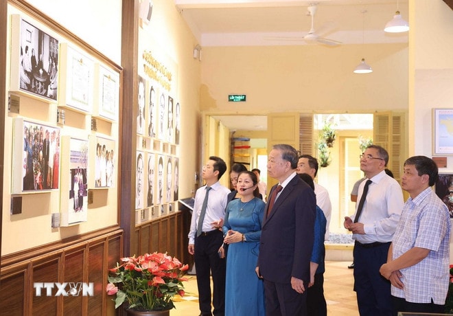 Tổng Bí thư Tô Lâm xem trưng bày tại di tích 48 Hàng Ngang. (Ảnh: Thống Nhất/TTXVN) ttxvn-tong-bi-thu-den-dang-huong-tuyen-ngon-doc-lap-19.jpg