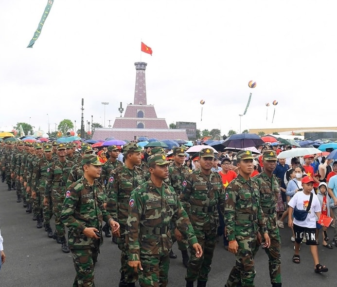 Các quân nhân Lào tham quan khu trưng bày ngoài trời của Bộ Quốc phòng tại triển lãm