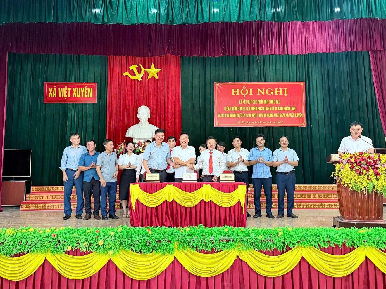 Lễ ký kết quy chế phối hợp giữa HĐND với UBND và UBMTTQ Việt Nam xã Việt Xuyên, tỉnh Hà Tĩnh