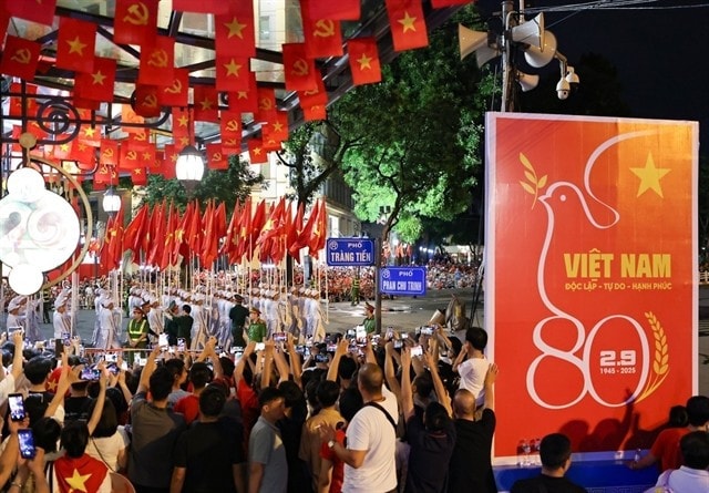 People gather to watch full-dress rehearsal for National Day celebrations. (Photo: VNA)
