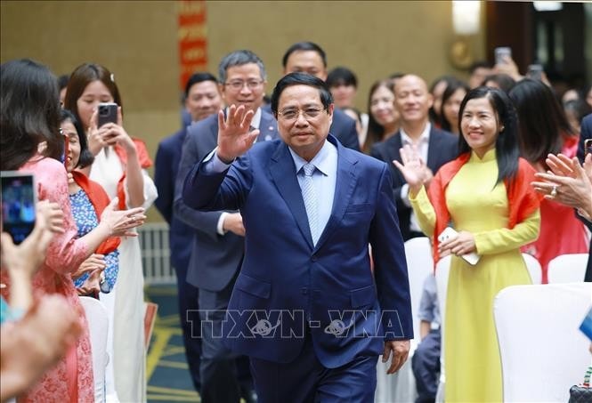 Prime Minister Pham Minh Chinh meets with representatives of the Vietnamese community in China on August 31 morning. (Photo: VNA)