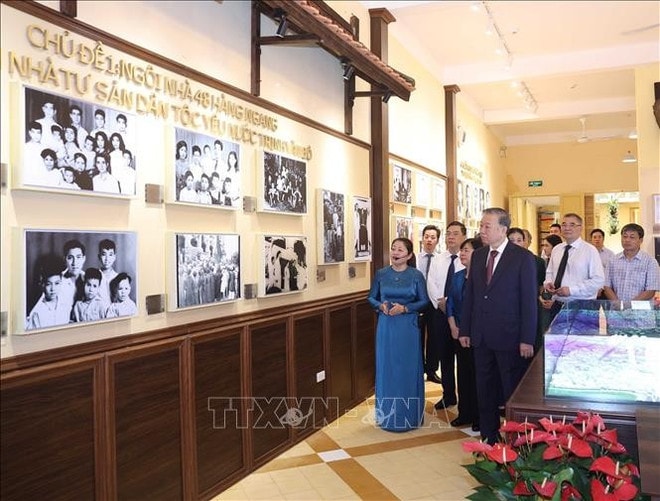 General Secretary To Lam views the exhibition at the 48 Hang Ngang relic site. (Photo: VNA) 48-hang-ngang.jpg