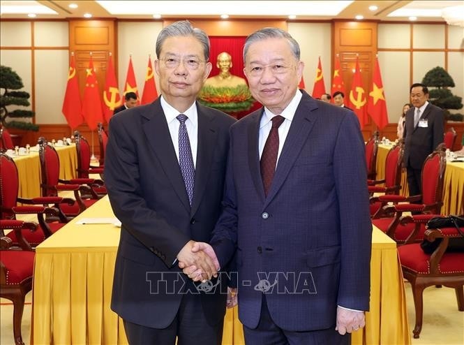 Party General Secretary To Lam (R) and Chairman of the Standing Committee of the National People’s Congress (NPC) of China Zhao Leji. (Photo: VNA) 