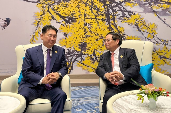 Prime Minister Pham Minh Chinh (R) and Mongolian President Ukhnaagiin Khurelsukh at their meeting in Tianjin on September 1 (Photo: VNA) mongolia-ukhnaagiin-khurelsukh-pm-chinh-vna.jpg