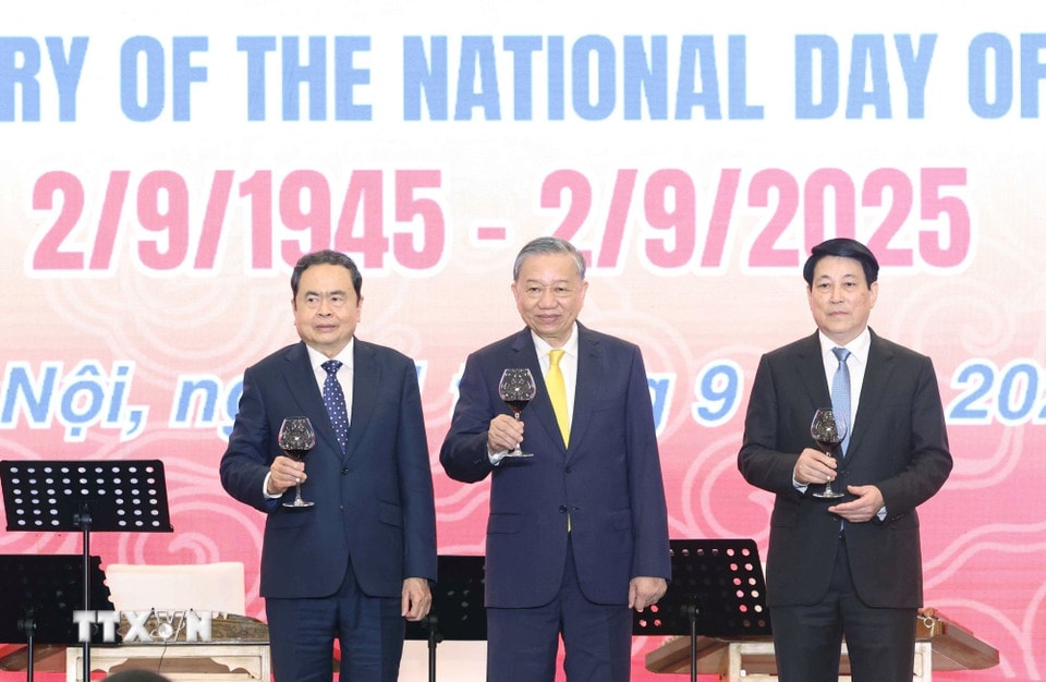 Tổng Bí thư Tô Lâm, Chủ tịch nước Lương Cường và Chủ tịch Quốc hội Trần Thanh Mẫn thực hiện nghi thức chúc mừng. (Ảnh: Thống Nhất/TTXVN)