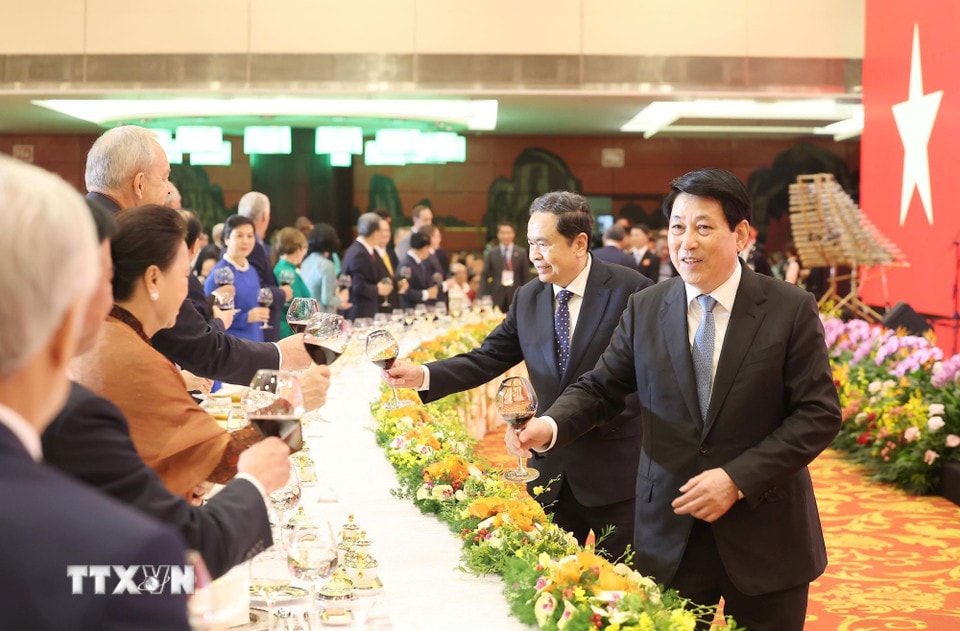 Chủ tịch nước Lương Cường và Chủ tịch Quốc hội Trần Thanh Mẫn với các đại biểu. (Ảnh: Lâm Khánh/TTXVN)