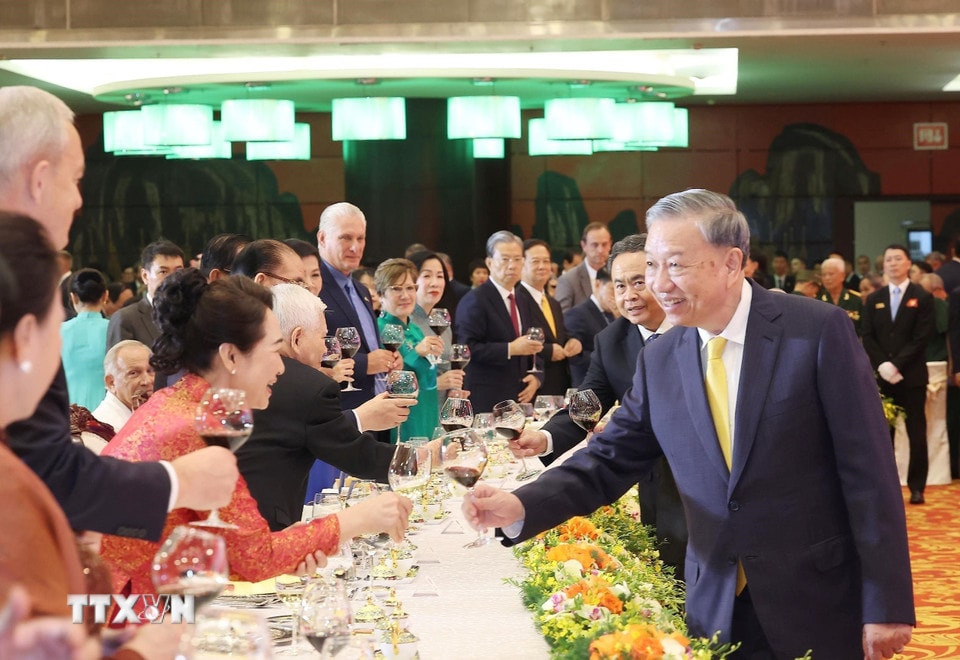 Tổng Bí thư Tổ Lâm và Chủ tịch Quốc hội Trần Thanh Mẫn với các đại biểu. (Ảnh: Lâm Khánh/TTXVN)