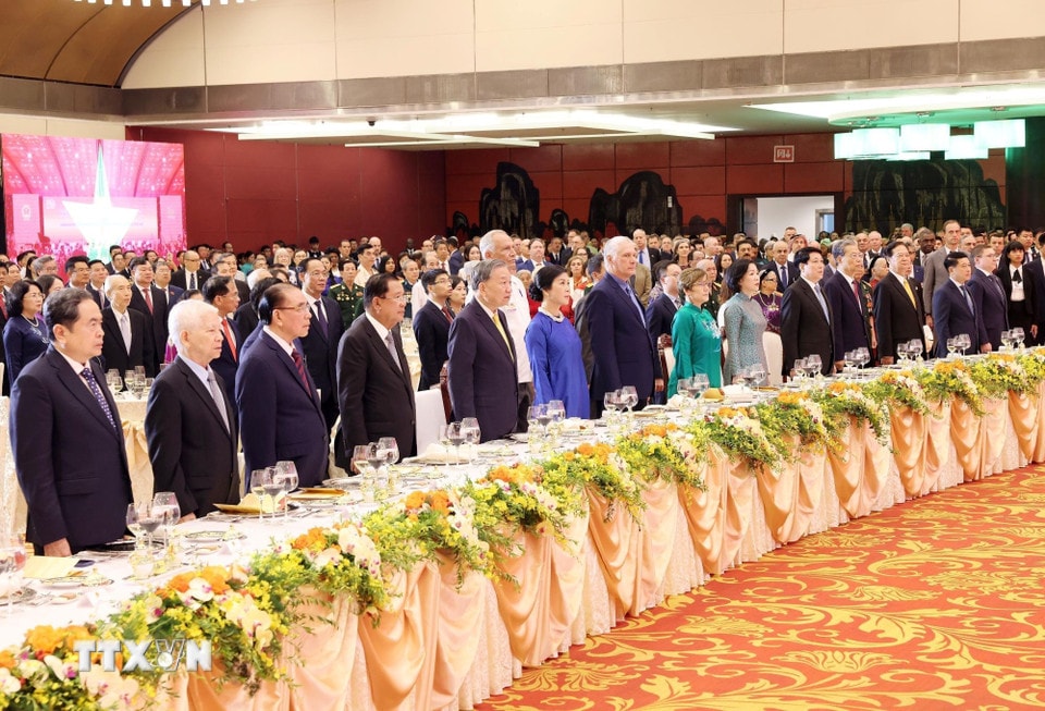 Các đồng chí lãnh đạo, nguyên lãnh đạo Đảng, Nhà nước và các đại biểu dự chiêu đãi. (Ảnh: Lâm Khánh/TTXVN)