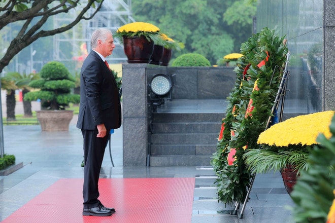 First Secretary of the Communist Party of Cuba Central Committee and President of Cuba Miguel Díaz-Canel Bermúdez lays a wreath in tribute to President Ho Chi Minh at his mausoleum in Hanoi on August 31 afternoon. (Photo: VNA) vna-potal-chu-tich-nuoc-cong-hoa-cuba-va-phu-nhan-den-dat-vong-hoa-vieng-chu-tich-ho-chi-minh-8247977.jpg