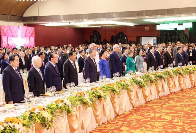 Participants at the banquet (Photo: VNA) cac-dong-chi-lanh-dao-nguyen-lanh-dao-dang-nha-nuoc-va-cac-dai-bieu-du-chieu-dai-anh-lam-khanh-ttxvn.jpg