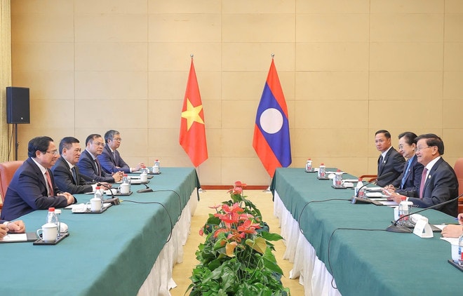An overview of the meeting (Photo: VNA) vna-potal-thu-tuong-gap-tong-bi-thu-chu-tich-nuoc-lao-thongloun-sisoulith-8248845.jpg