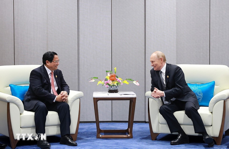 Thủ tướng Phạm Minh Chính gặp Tổng thống Nga Vladimir Putin. (Ảnh: Dương Giang/TTXVN)