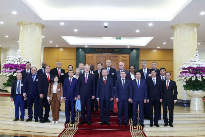 Party General Secretary To Lam and the delegation (Photo: VNA) hpeo.jpg