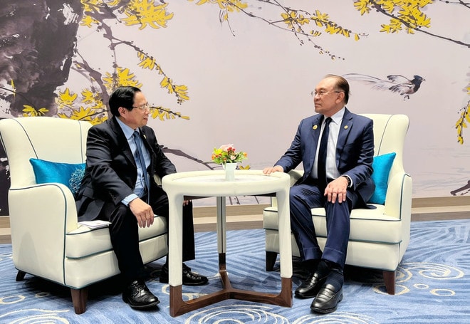 Prime Minister Pham Minh Chinh (L) meets with his Malaysian counterpart Ibrahim Anwar in Tianjin on September 1. (Photo: VNA) malaysia.jpg
