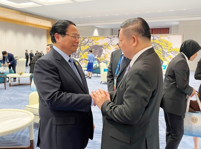 Prime Minister Pham Minh Chinh (L) meets with ASEAN Secretary-General Kao Kim Hourn on the sidelines of the SCO Summit 2025 on September 1. (Photo: VNA) asean.jpg