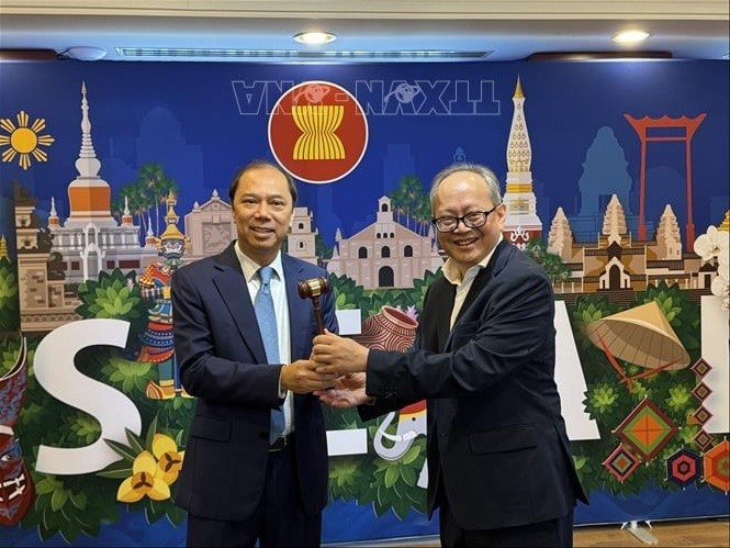 Vietnamese Ambassador to the US Nguyen Quoc Dung (L) receives the ACW gavel from Thai Ambassador Suriya Chindawongse at the ceremony. (Photo: VNA)