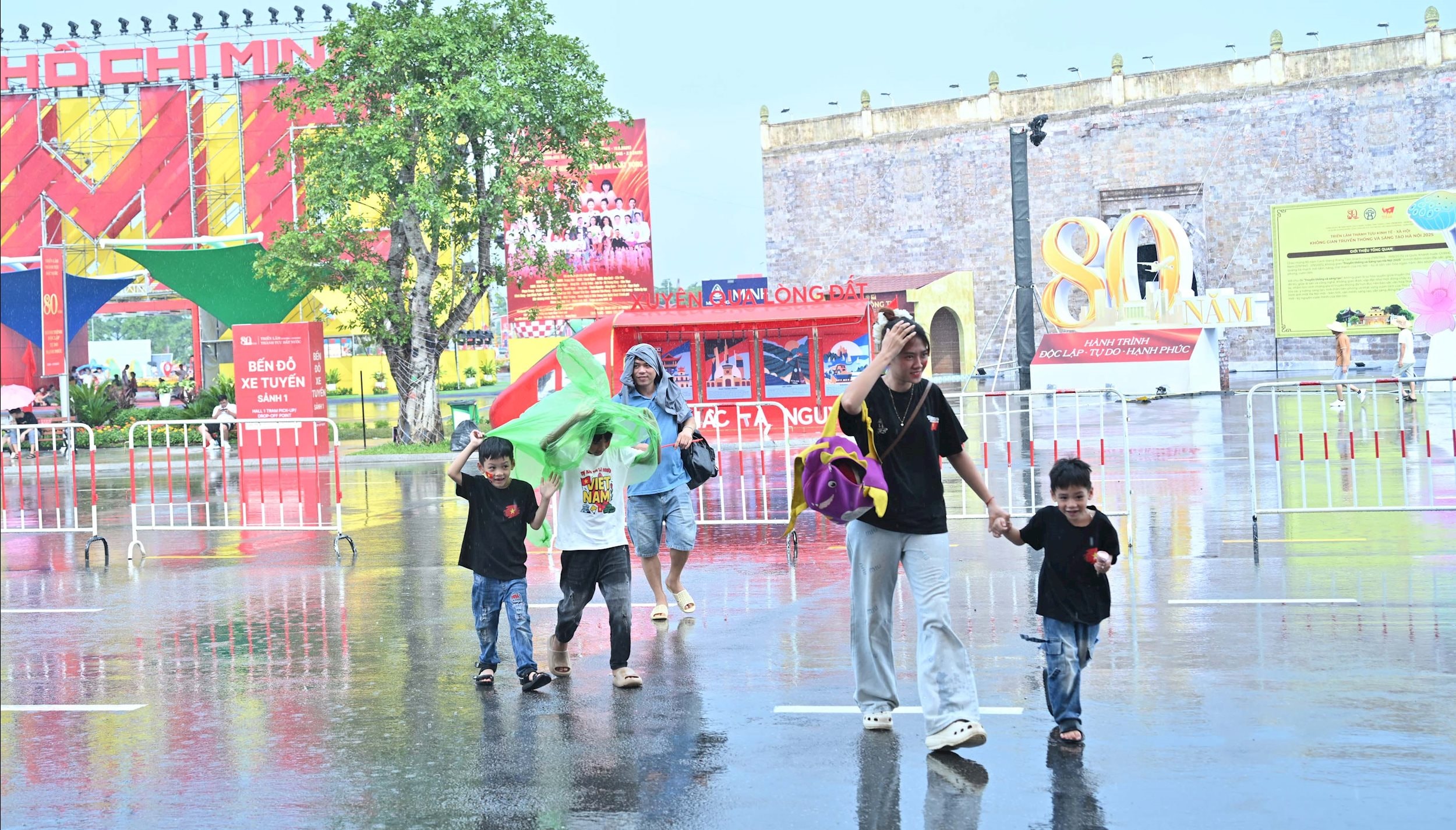 Người dân đội mưa đến tham quan Triển lãm Thành tựu Đất nước với chủ đề %2280 năm Hành trình Độc lập - Tự do - Hạnh phúc%22VQK_3859