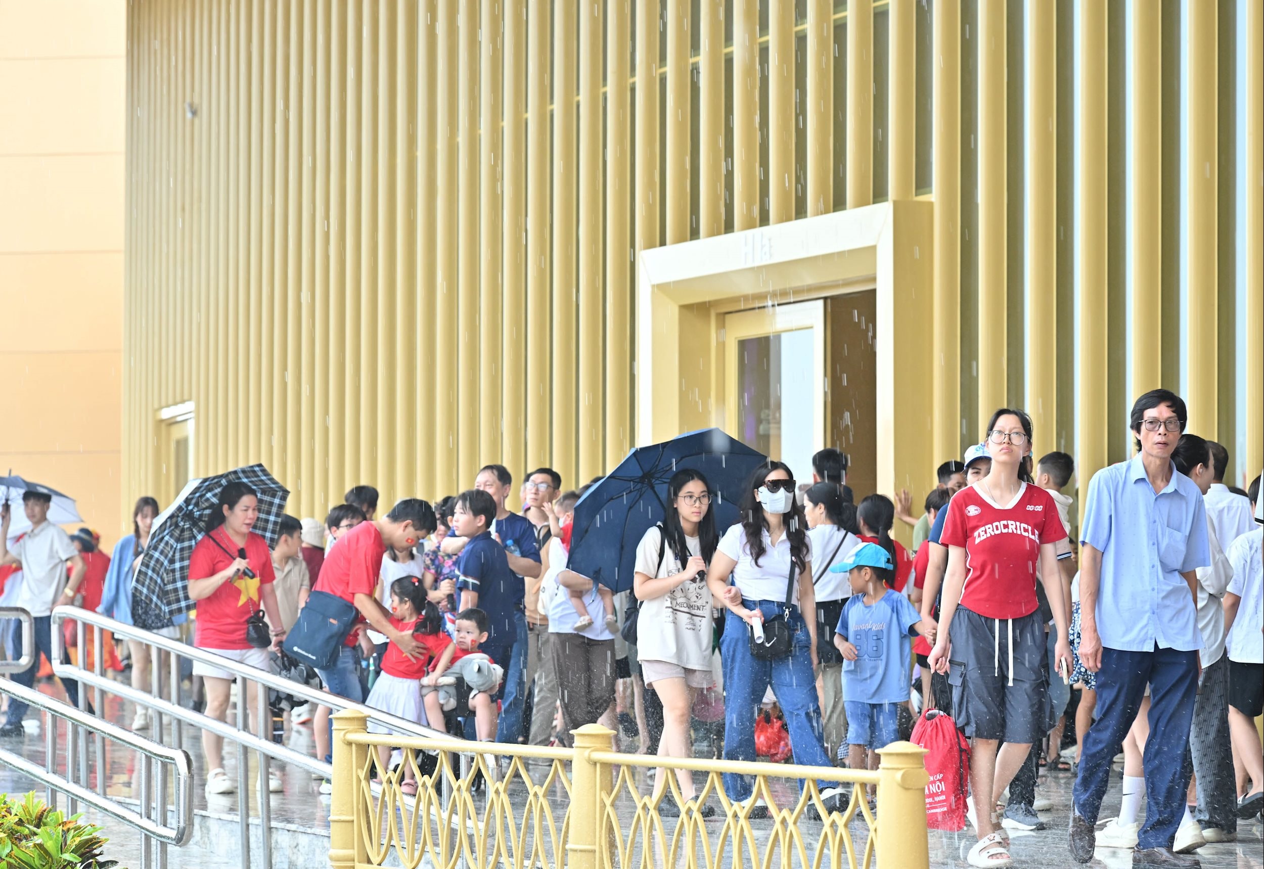 Người dân đội mưa đến tham quan Triển lãm Thành tựu Đất nước với chủ đề %2280 năm Hành trình Độc lập - Tự do - Hạnh phúc%22VQK_3879