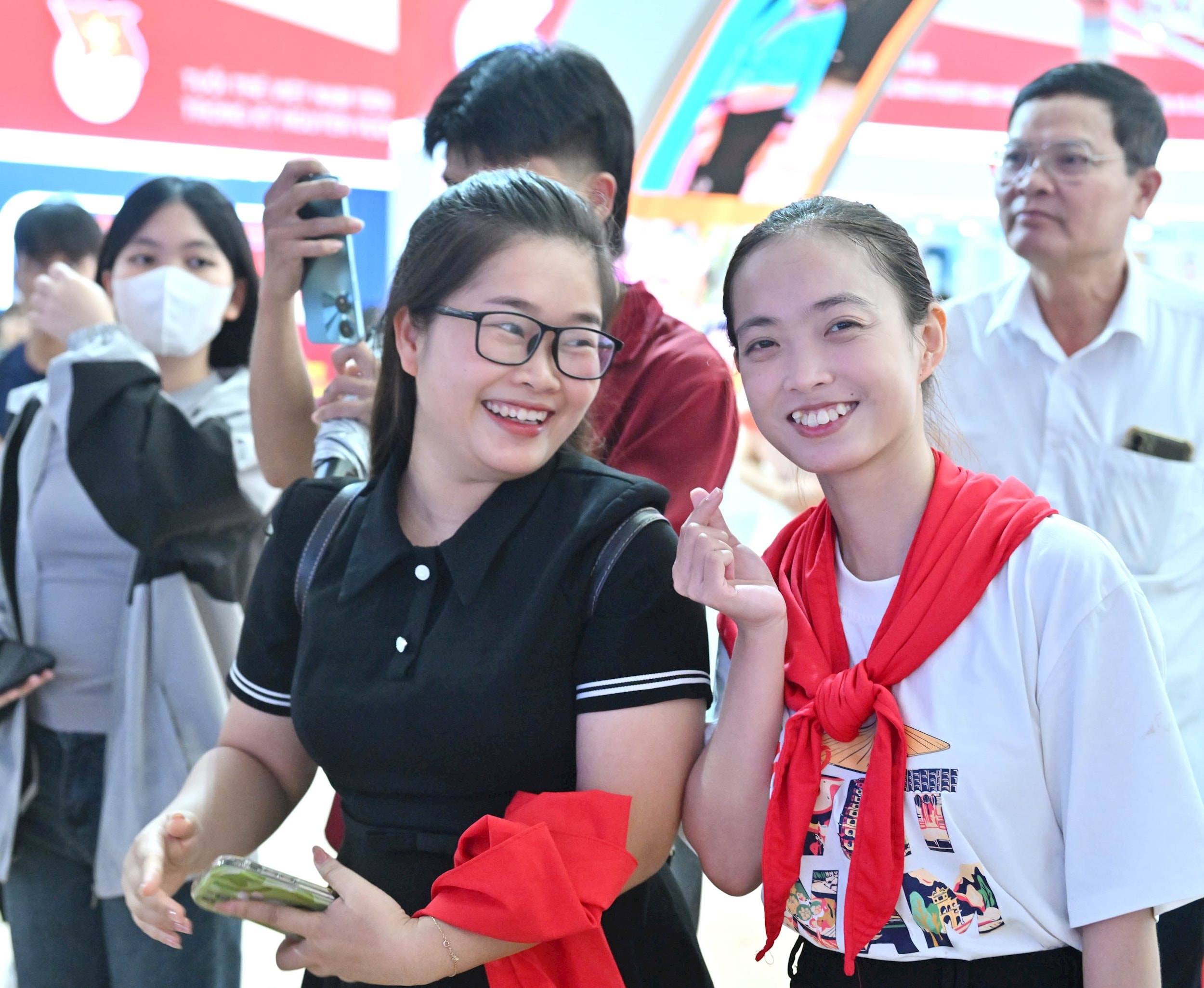 Người dân háo hức chụp ảnh tại gian trưng bày Triển lãm “Lịch sử và Sứ mệnh Quốc hội Việt Nam”VQK_3892