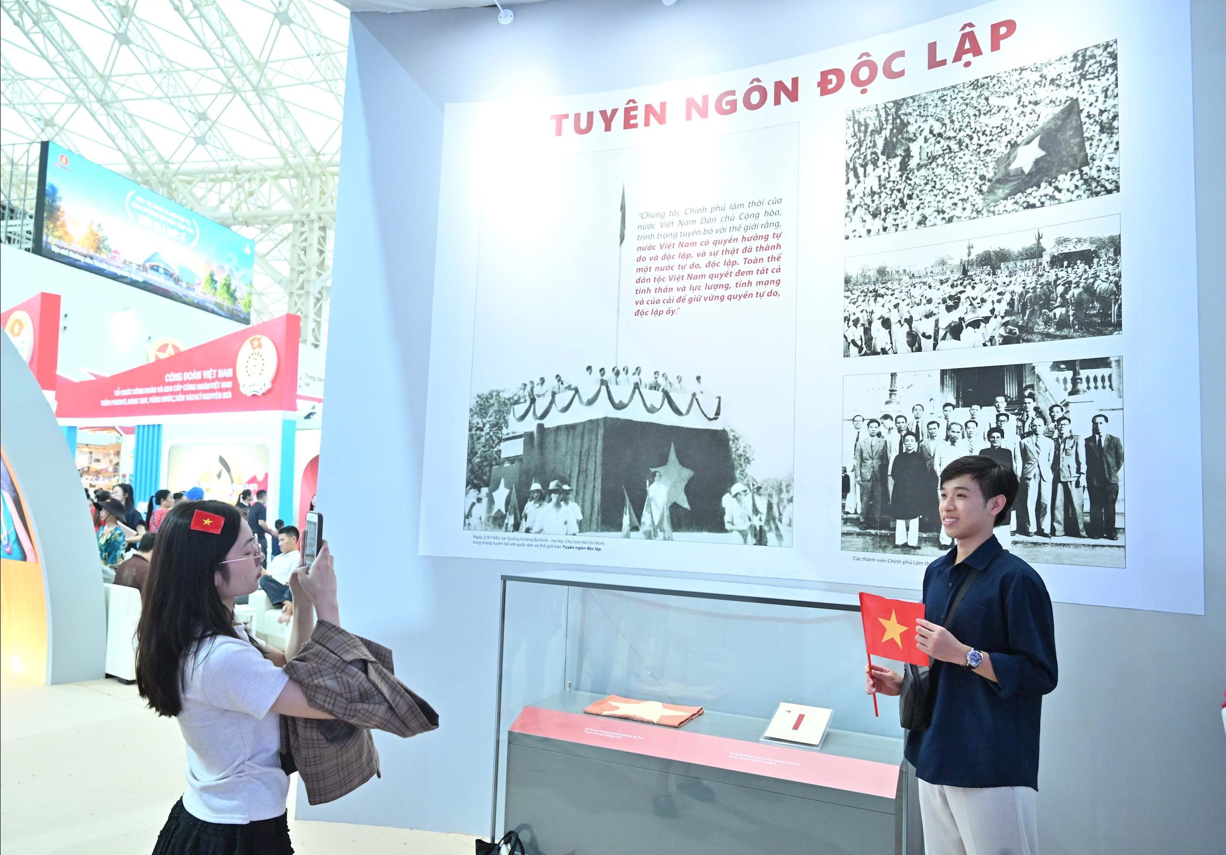 Người dân háo hức chụp ảnh tại gian trưng bày Triển lãm “Lịch sử và Sứ mệnh Quốc hội Việt Nam”VQK_3901