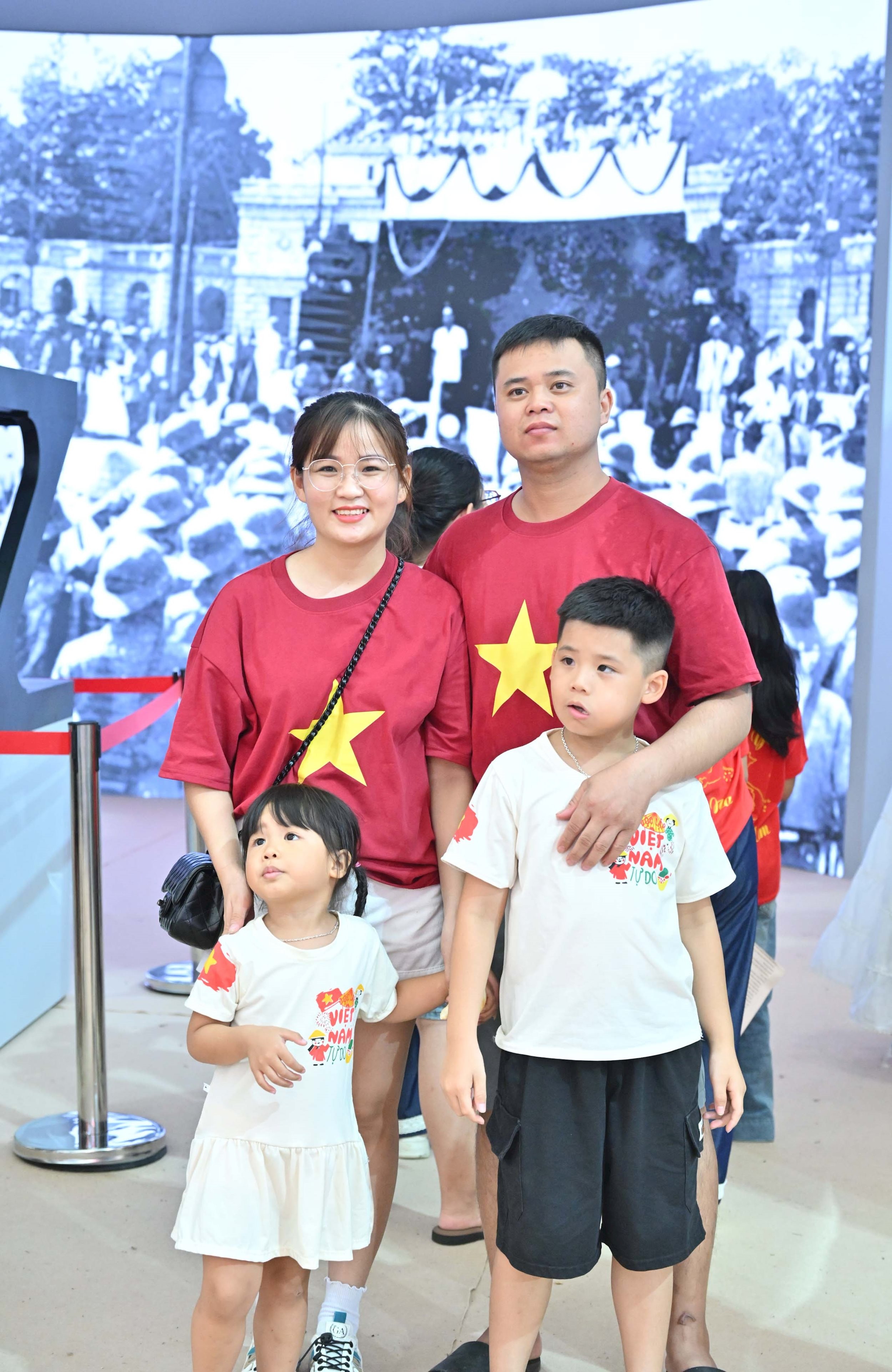 Người dân háo hức chụp ảnh tại gian trưng bày Triển lãm “Lịch sử và Sứ mệnh Quốc hội Việt Nam”VQK_3917