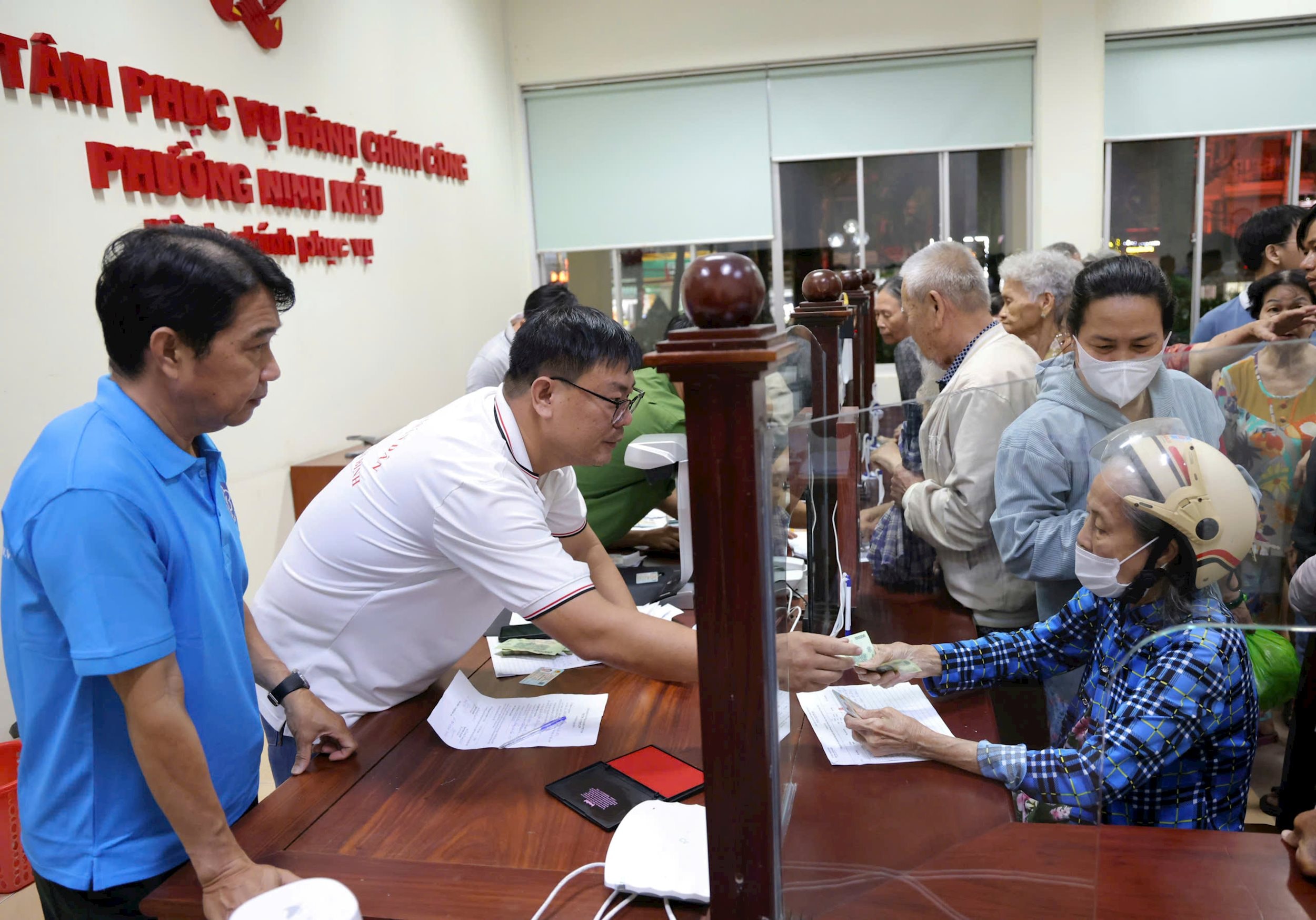 Theo thông tin từ Kho bạc Nhà nước (KBNN) khu vực XIX, đến 18 giờ ngày 31/8, đã có 96 xã, phường (93,2%) hoàn tất thủ tục rút dự toán ngân sách, số tiền giải ngân đạt hơn 352,6 tỉ đồng, tương đương trên 86% kế hoạch. Trong đó, chi tiền mặt hơn 349,7 tỉ đồng, chuyển khoản 2,85 tỉ đồng. Đến 11 giờ sáng 1-9, con số này tiếp tục tăng, với 103 xã, phường hoàn thành thủ tục, số tiền chi đạt trên 398,9 tỉ đồng, bằng 97,3% dự toán được giao.