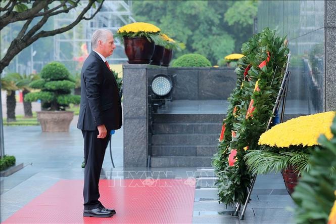 vna_potal_chu_tich_nuoc_cong_hoa_cuba_va_phu_nhan_den_dat_vong_hoa_vieng_chu_tich_ho_chi_minh_stand (1)