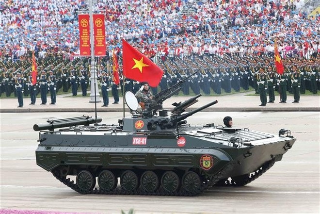 XCB-01 infantry fighting vehicle, developed by engineers and scientists of the General Department of Defence Industry (Photo: VNA) vna-potal-dieu-binh-ky-niem-80-nam-quoc-khanh-2-9-cac-khoi-xe-phao-quan-su-8250463.jpg