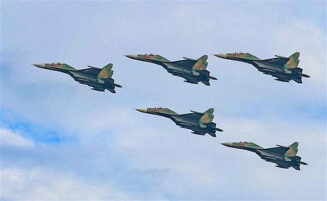 Su-30MK2 fighters — the pride and mainstay of the Vietnam People’s Air Defence - Air Force (Photo: VNA) vna-potal-man-trinh-dien-cua-cac-bien-doi-may-bay-mo-dau-chuong-trinh-dieu-binh-a80-8250282.jpg