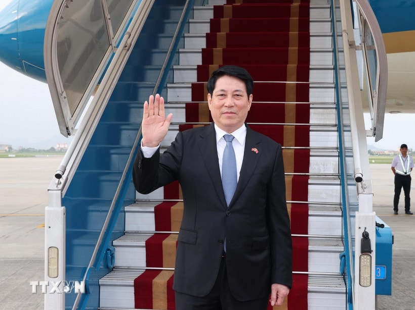 Chủ tịch nước Lương Cường lên đường tham dự Lễ kỷ niệm 80 năm Chiến thắng phátxít của nhân dân thế giới và làm việc tại Trung Quốc. (Ảnh: Lâm Khánh/TTXVN)